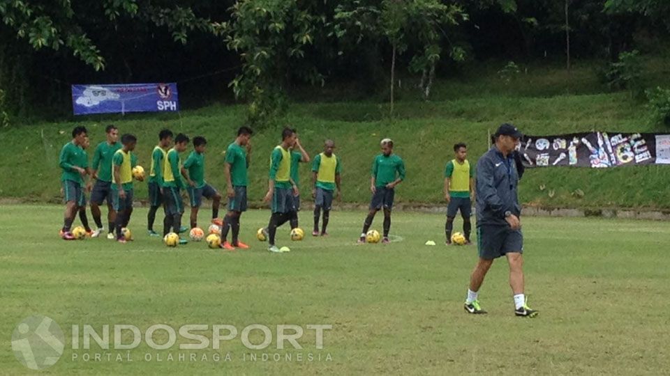 Timnas Indonesia saat jalani sesi latihan. Copyright: &copy; Tengku Sufianto/INDOSPORT